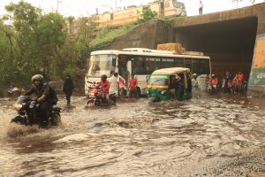 शहर में रविवार की शाम को आयी तेज आंधी-बारिश के कारण बागबेड़ा नया बस्ती में अचानक नाला का जलस्तर बढ़ गया. वहीं तेज बारिश ने टाटा पिगमेंट गेट के समीप जुगसलाई अंडर ब्रिज को तालाब बना दिया