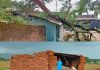 गुमला में आंधी-तूफान में गिरा पेड़ व उड़ी घर की छत