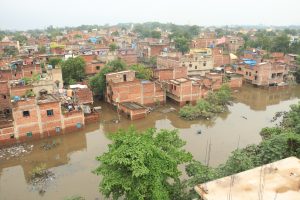 बागबेड़ा निचला क्षेत्र के बस्तीवासियों को तीन दिनों बाद बाढ़ जैसे स्थिति से फिलहाल राहत मिल गयी है. नाला का पानी स्लुइस गेट होते हुए धीरे-धीरे नदी की ओर निकला गया है. हालांकि अभी समस्या से निजात नहीं मिला है. बारिश होने की स्थिति में नाला का पानी फिर स्लुइस गेट के पास जाम हो जायेगा