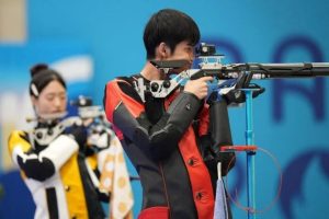 Yuting Huang of China and Lihao Sheng of China (R) in action.