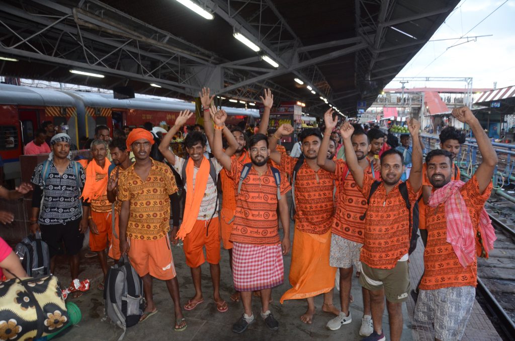 Patna junction par kavariyon ki bhir