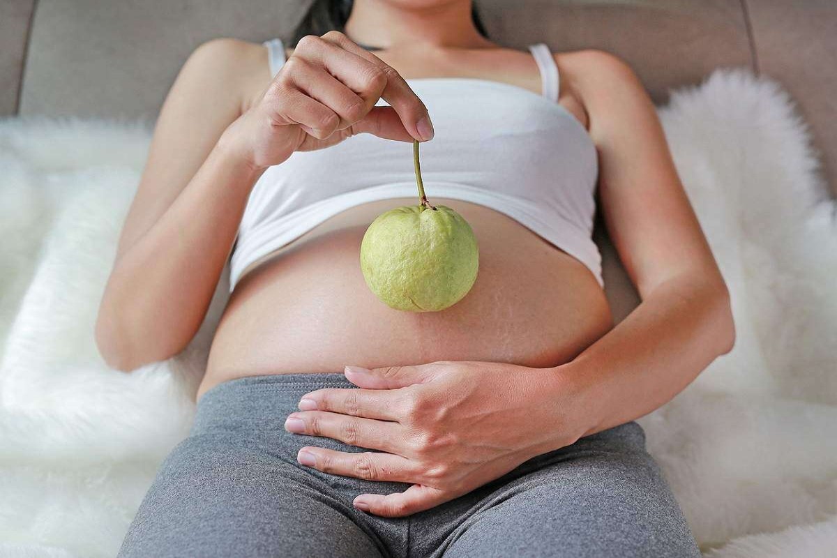Pregnancy Care: गर्भावस्था के दौरान महिलाओं को अमरूद खाना चाहिए या नहीं?