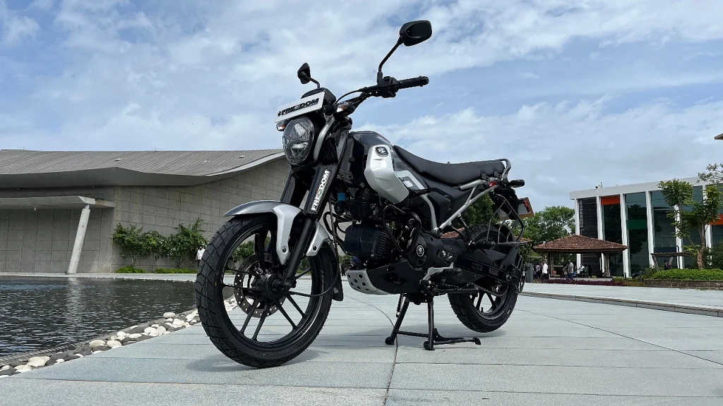 bajaj cng freedom 125 left front three quarter2