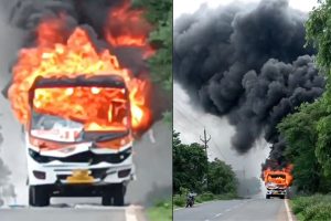 bus set on fire in palamu jharkhand