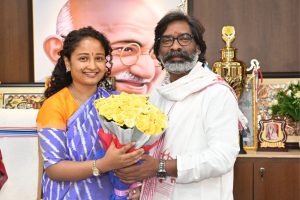 hemant soren with kalpana soren after winning floor test