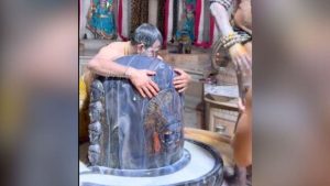 tejpratap yadav viral video| Different style of Shiva worship, Tej Pratap seen wrapped in Shivlinga