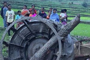 ट्रैक्टर हादसे के बाद जुटे ग्रामीण