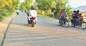 बांका के महगामा मोड़ के पास बना स्पीड ब्रेकर.