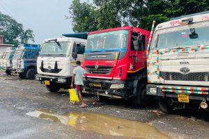 आयात-निर्यात पर रोक के बाद खड़े ट्रक