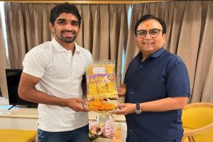 Aman Sehrawat received Jalebi Fafda as gift from Dilip Joshi