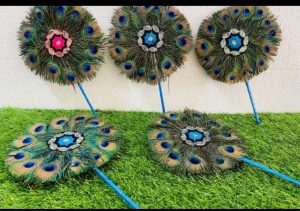 Janmashtami Decoration Idea: इस जन्माष्टमी घर के मंदीर को सजाएं मोर पंखों के साथ, आप भी करें ट्राई