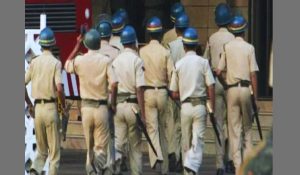 attack on police in vaishali | Vaishali News: Attack on police team that went to catch drunkards in Raghopur, Vaishali.