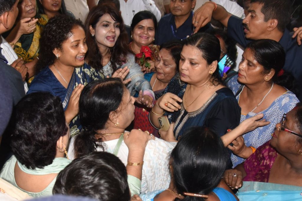 kalpana soren with jmm workers in jamshedpur