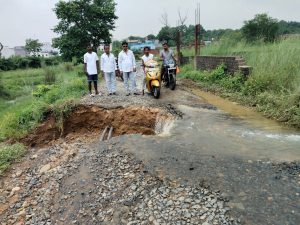 जमशेदपुर के परसुडीह क्षेत्र में छोटा हनुमान मंदिर से बाघाडेरा, कोचाकुल्ही होते हुए सरजामदा छोलागोड़ा तक की सड़क की हालत अत्यंत दयनीय हो चुकी है. बारिश के मौसम में यह सड़क नाले में बदल जाती है, जिससे आवागमन बेहद कठिन हो जाता है. जर्जर सड़क व नाली की समुचित व्यवस्था नहीं होने की वजह से बस्तीवासी नारकीय जीवन जीने को मजबूर हैं.