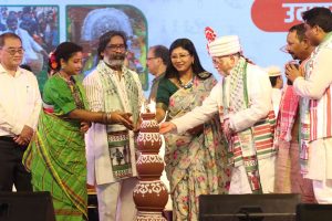 झारखंड आदिवासी महोत्सव का शुभारंभ करते राज्यपाल संतोष कुमार गंगवार और सीएम हेमंत सोरेन समेत अन्य