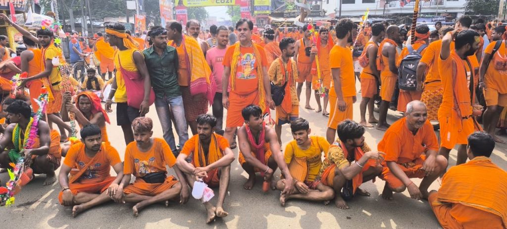 Shravani Mela Kanwariya On Road