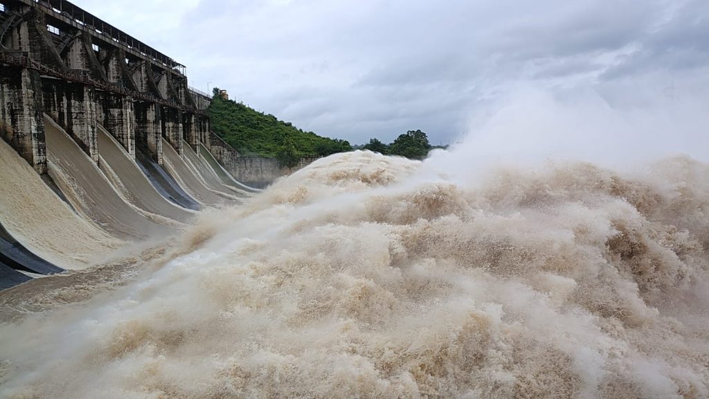 tenughat dam water discharge