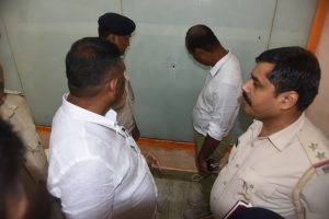 घटना स्थल की जांच करती पुलिस