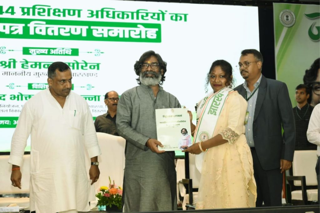 Hemant Soren Distributes Appointment Letter 4