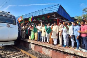 पारसनाथ स्टेशन पर रांची-वाराणसी वंदे भारत एक्सप्रेस