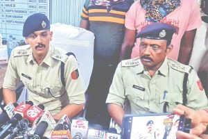 गिरफ्तारी की जानकारी देते पुलिस पदाधिकारी