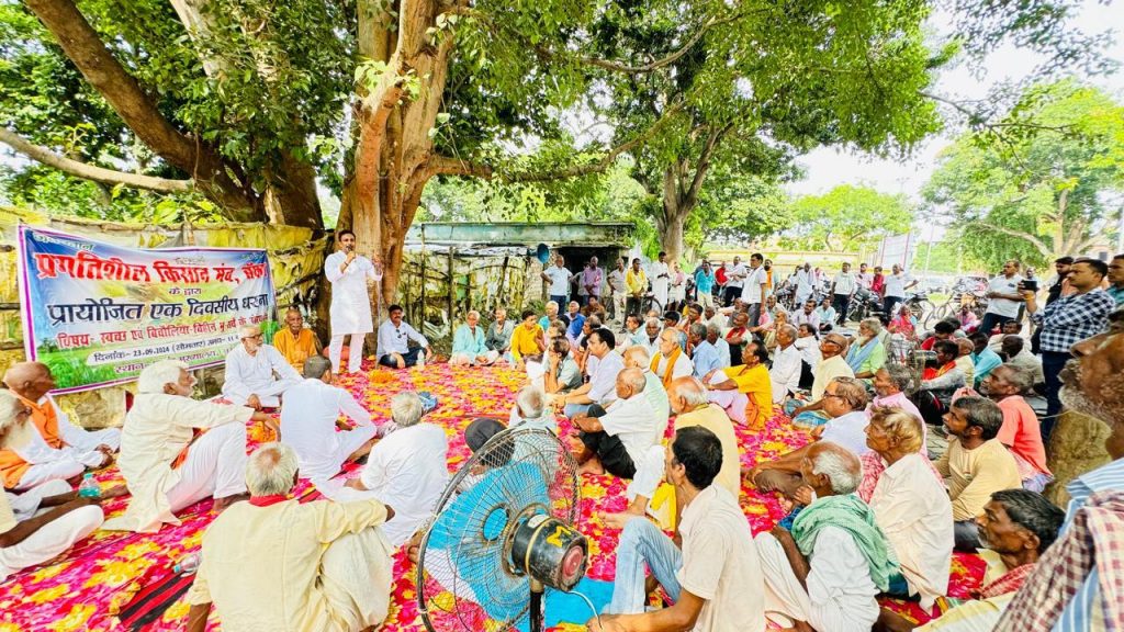 अंचल कार्यालय में भ्रष्टाचार के खिलाफ मंच ने दिया धरना, नकेल नहीं लगा तो उग्र आंदोलन की दी चेतावनी