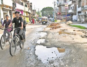 गड्ढे में तब्दील मुंगेर शहर का लल्लू पोखर-चंदनबाग मुख्य मार्ग.