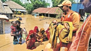 सुपौल में बाढ़ पीड़तों को निकालते एनडीआरएफ के जवान.