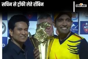 Robin receiving trophy from Sachin after win