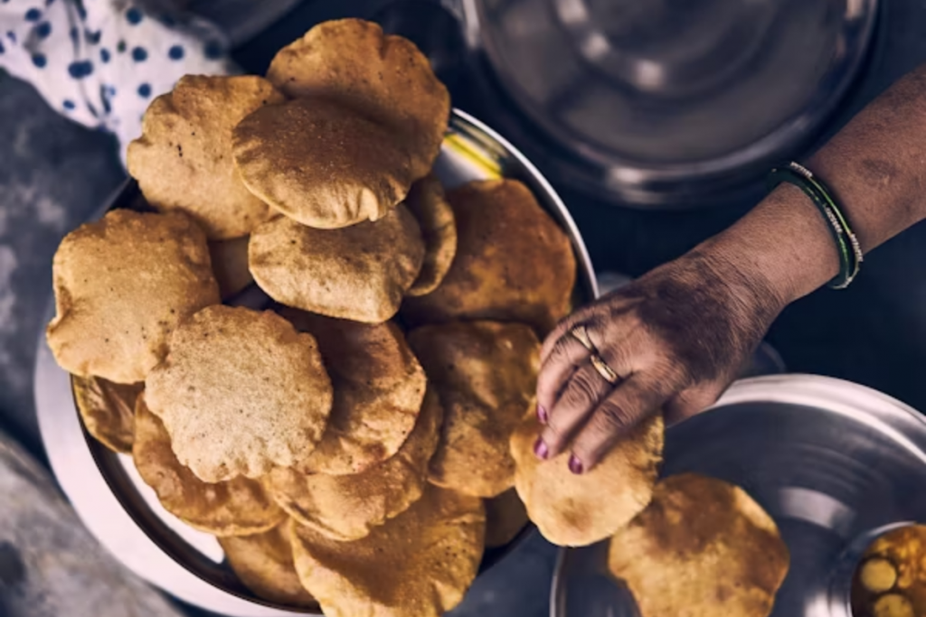 Sweet Potato Puri Recipe: मुंह में जाते ही घुल जाते है शकरकंद के मीठे पूए (पूरी), जानें रेसपी