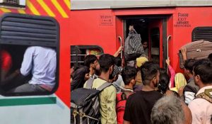 chhath puja train news| Bihar News: During Chhath-Diwali, people are reaching Bihar by train, standing in the toilet and hanging from the fan.