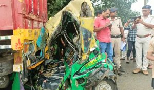 patna accident news| Patna Accident News: Truck hits parked auto in Patna, youth dies, angry people block road