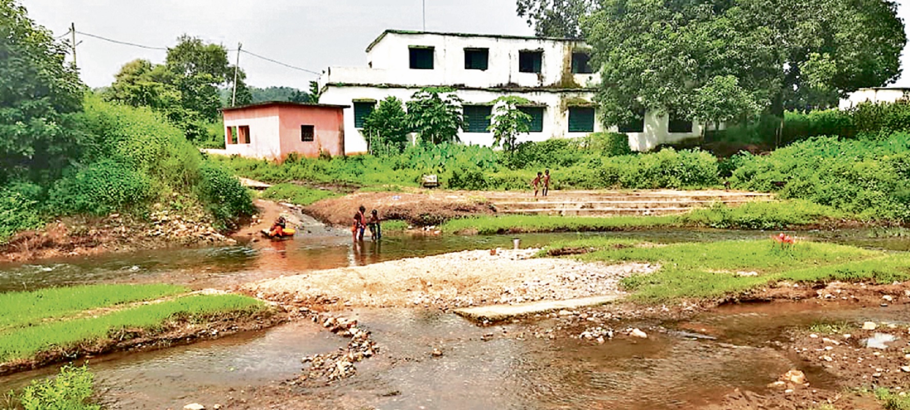 Jharkhand Assembly Election: इस गांव के लोग बरसात में हो जाते हैं कैद, कई वर्षों से सड़क और पुल बनाने की कर रहे मांग