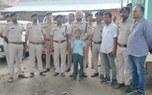 एसपी के साथ बरामद मयंक और पुलिस टीम