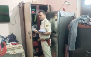 चोरी की घटना की जांच करती पुलिस