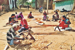 सूप और दउरा बनाते ग्रामीण