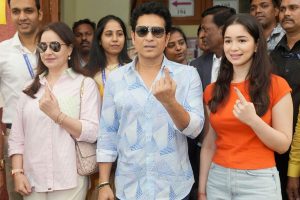 Sachin Tendulkar casts his vote with wife and daughter.