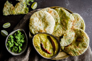 Khasta Matar Kachori Recipe: सर्दियों में लें मटर से भरी गरमा-गरम मटर कचौरी का मजा