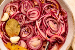 Pink Onion Salad Recipe: घर पर बनाएं रेस्टोरेंट जैसे Pink Onion Salad