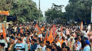 केंद्रीय गृह मंत्री अमित शाह का रोड शो में अलग अलग मार्ग से गुजरे लोग