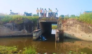 aurangabad accident| Bihar News: Two youths riding a bike died after falling into a culvert in Aurangabad.