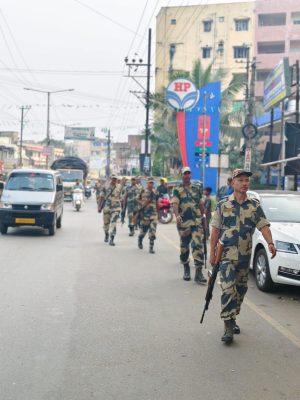 शहर में पुलिस और अर्द्ध सैनिक बल ने किया फ्लैग मार्च,सुरक्षा का दिया संदेश