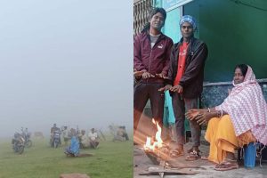 Jharkhand Weather: सुबह में कोहरा और अलाव तापते लोग