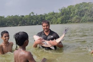 VIP chief mukesh sahni with 40 kg fish