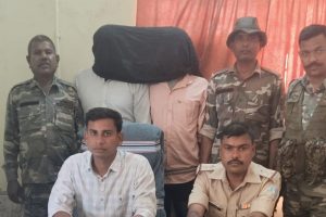 गिरफ्तारी की जानकारी देते पुलिस पदाधिकारी