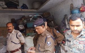 घटना की जांच करती पुलिस