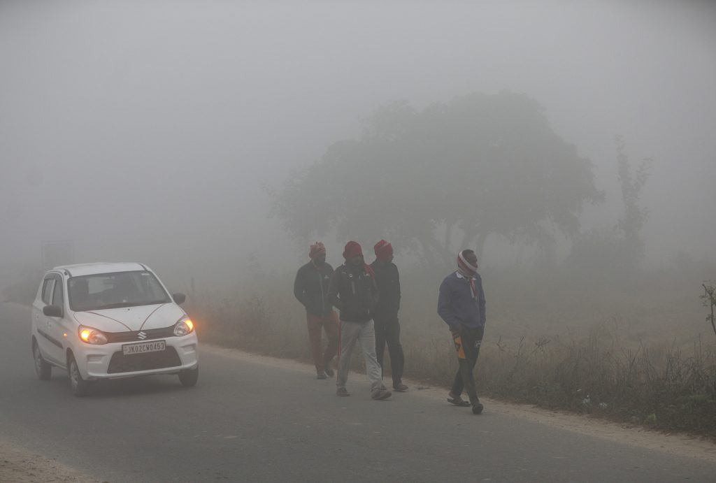 Weather Forecast: पश्चिमी विक्षोभ की दस्तक से बदलेगा मौसम, बिहार-झारखंड में कड़ाके की सर्दी, जानें देशभर का मौसम