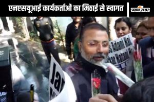 Nishikant Dubey offers sweets to NSUI workers