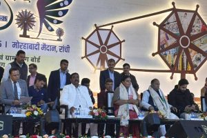 Khadi Mela Ranchi 2024: खादी मेले के शुभारंभ के मौके पर मोरहाबादी में मंत्री दीपिका पांडेय सिंह समेत अन्य