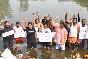 बोकारो स्टील प्लांट में नियोजन के लिए जल सत्याग्रह करते आश्रित